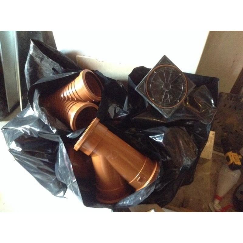 6 lengths of brown drainage pipe with 4 bags of all different connectors