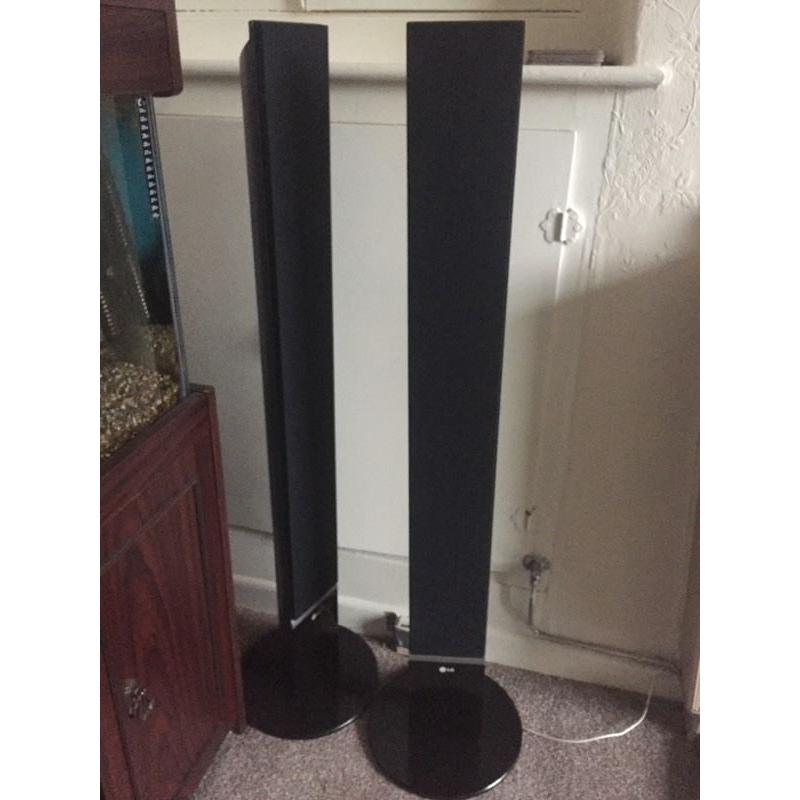 Lg home cinema system 400w, subwoofer, centre speaker and 4 floor standing tall speakers