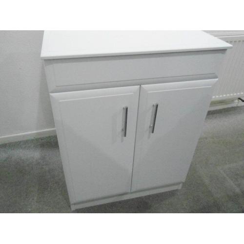Freestanding white bathroom cabinet