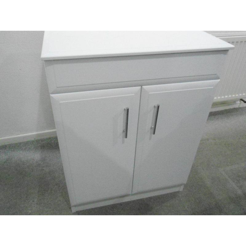 Freestanding white bathroom cabinet