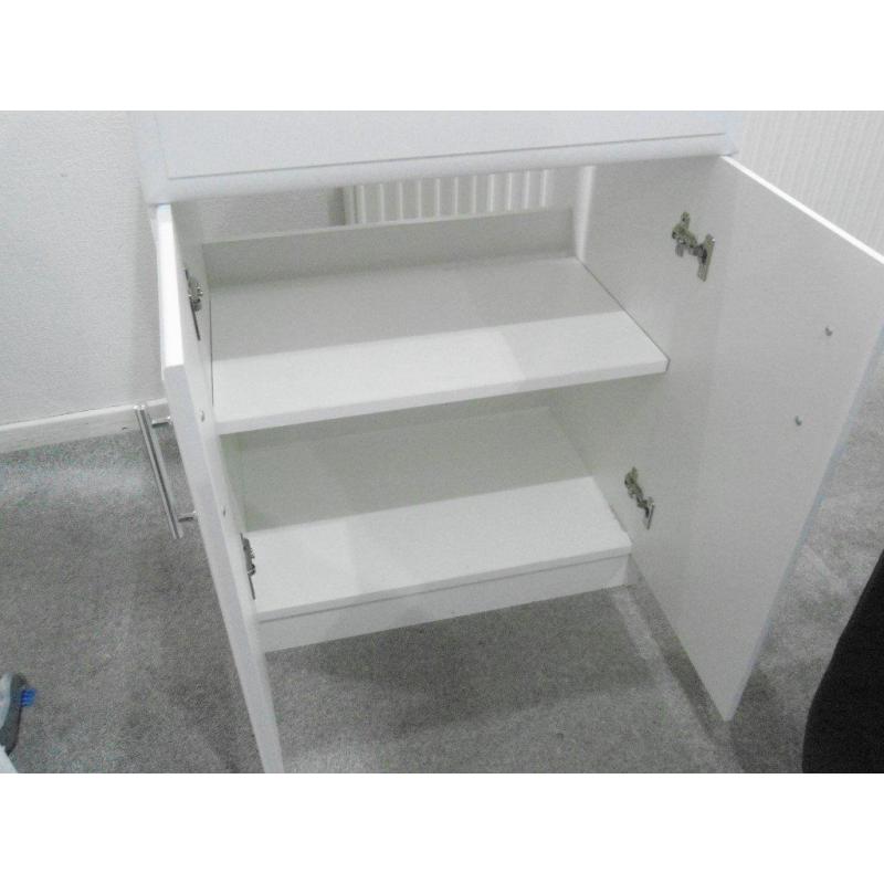 Freestanding white bathroom cabinet