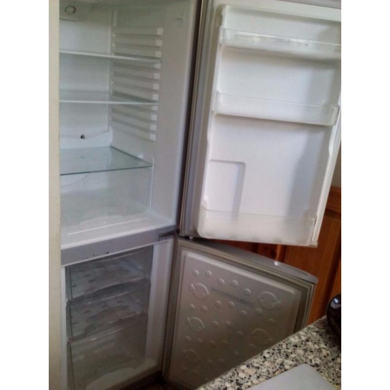 FRIDGE FREEZER