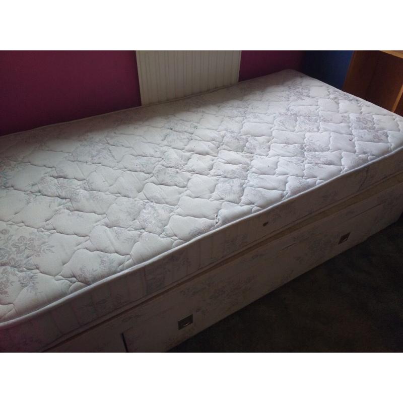 Single bed with pull out draw