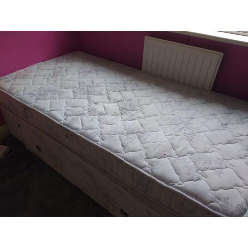 Single bed with pull out draw