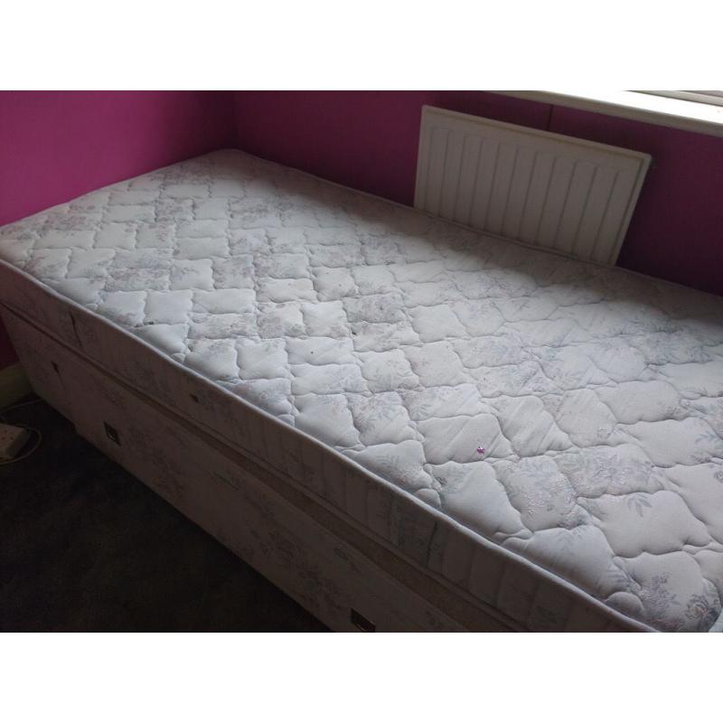 Single bed with pull out draw