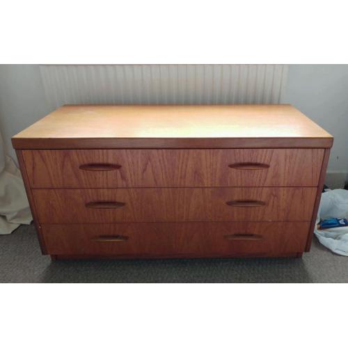 Dressing table / drawers