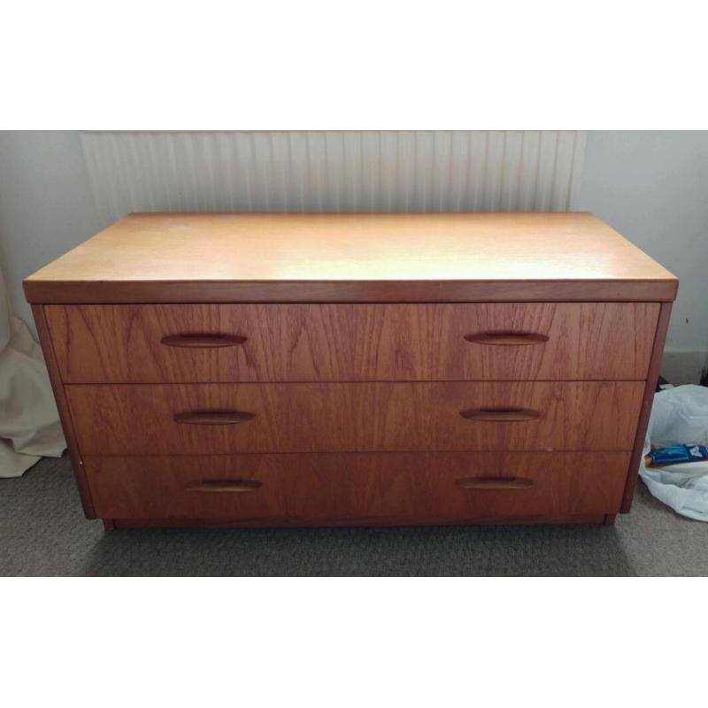 Dressing table / drawers