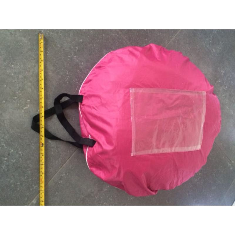 REDUCED BARGAIN!! Easy pop-up tent, Only used indoors! First to see will buy! Spacesaver