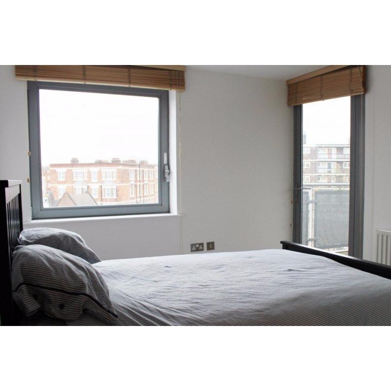Double Bed in 1-Bedroom to rent in a stylish flat in Islington, close to universites