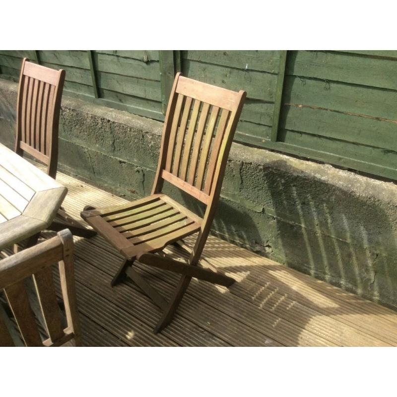 Wooden patio furniture : dining table and 6 folding chairs