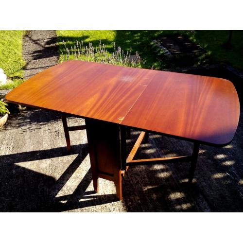 Drop leaf dining table