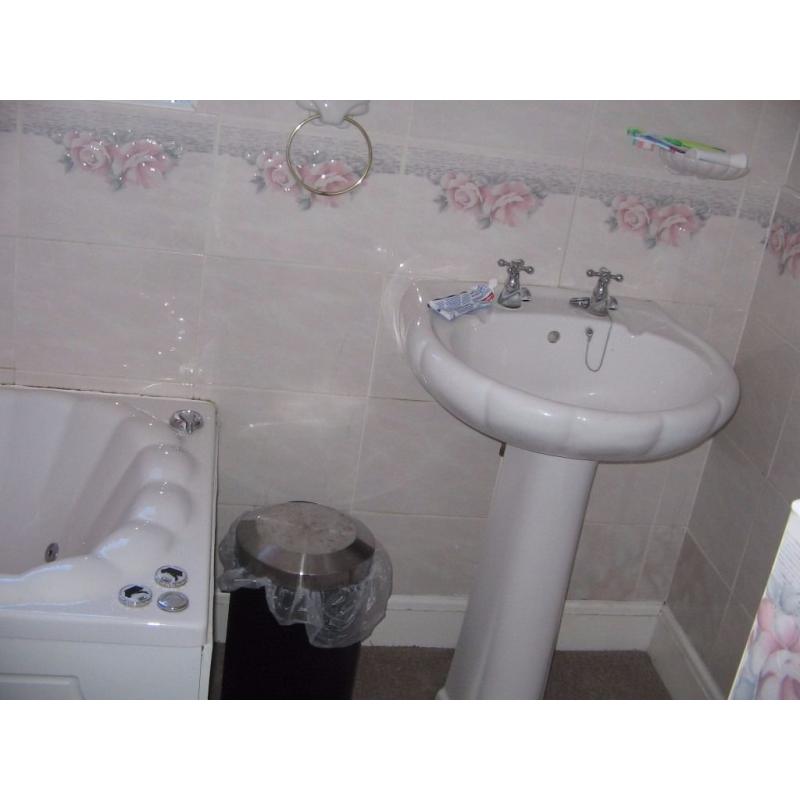 LARGE ROOM TO LET
