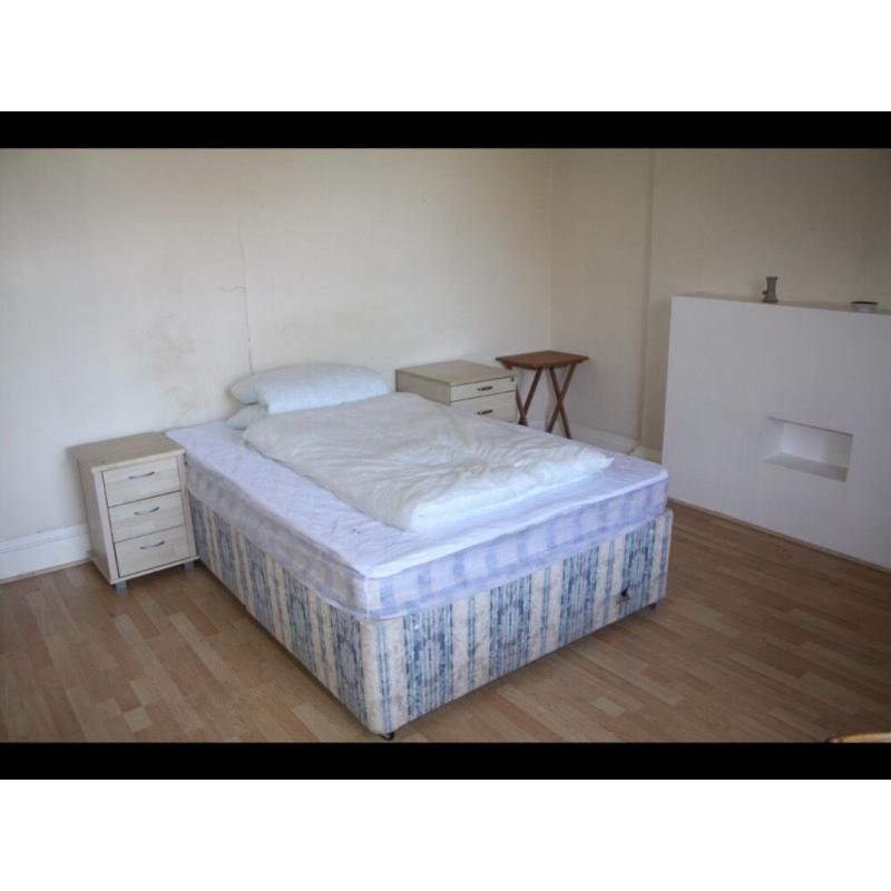 Bright Double Room OverLooking Meadows