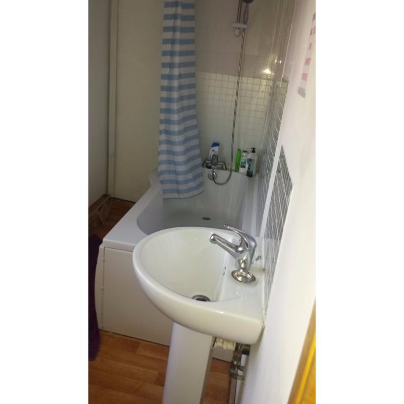 < < < REDUCED PRICE!!!! > > > Room to Let Rent !!!