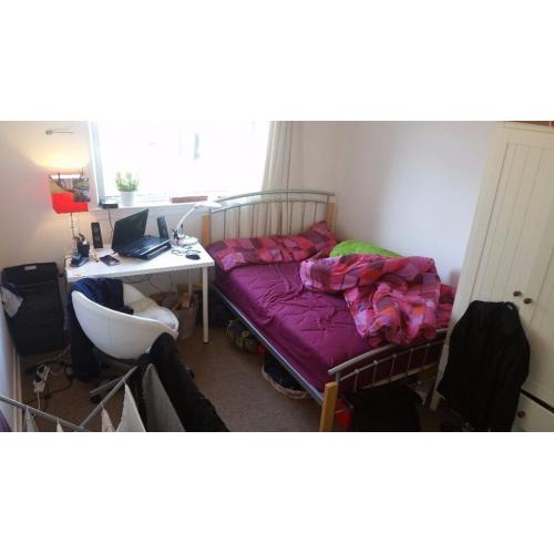 Student ONLY - large double - Walking distance to Napier Sighthill, direct bus to HWU or city centre