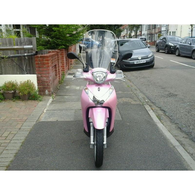 HI.NICE BIKE FOR SALE.HONDA SH MODE 2015.PERFECT CONDITION.VERY LOW MILEAGE.1700 ONO.QUICK SALE.