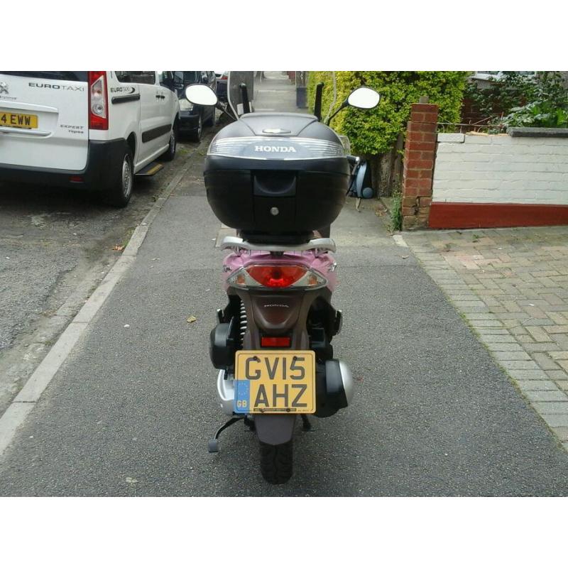 HI.NICE BIKE FOR SALE.HONDA SH MODE 2015.PERFECT CONDITION.VERY LOW MILEAGE.1700 ONO.QUICK SALE.
