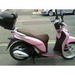 HI.NICE BIKE FOR SALE.HONDA SH MODE 2015.PERFECT CONDITION.VERY LOW MILEAGE.1700 ONO.QUICK SALE.
