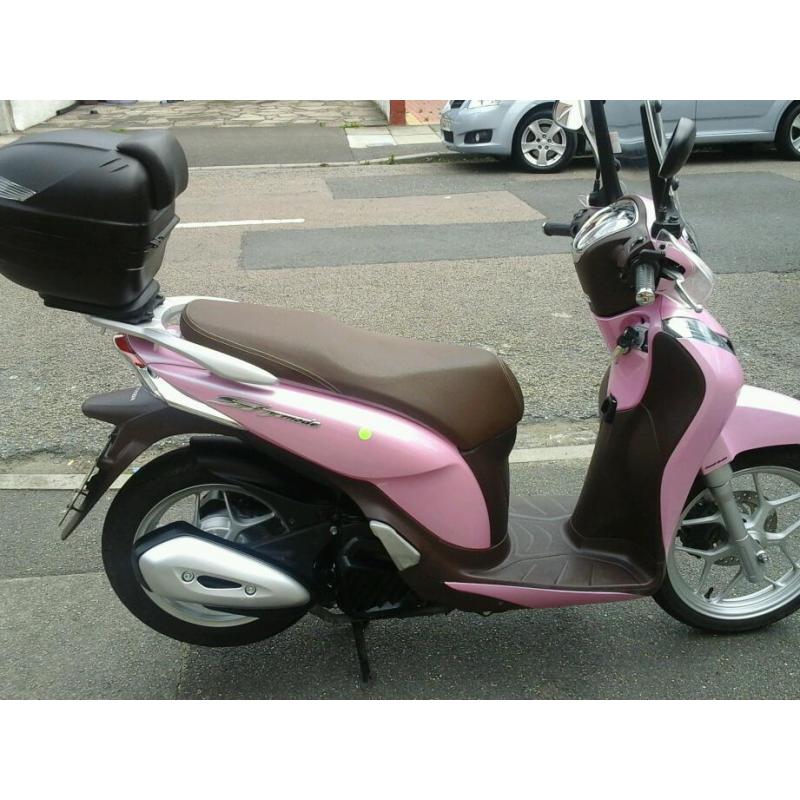 HI.NICE BIKE FOR SALE.HONDA SH MODE 2015.PERFECT CONDITION.VERY LOW MILEAGE.1700 ONO.QUICK SALE.