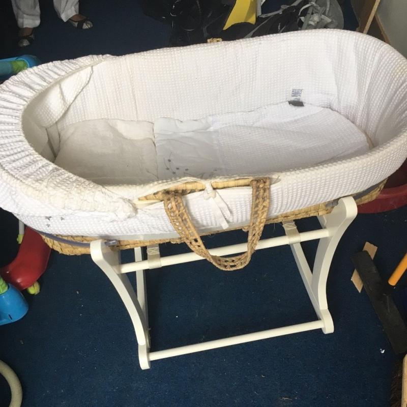 Beautiful moses basket - like new!