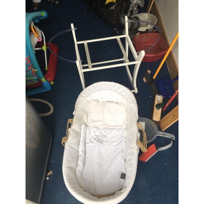 Beautiful moses basket - like new!