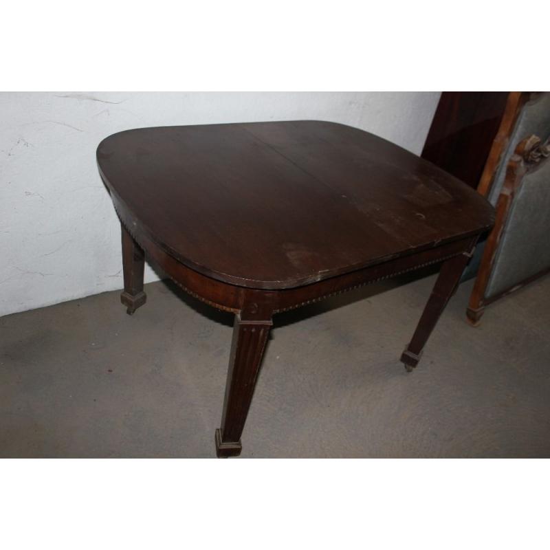 A Mahoganjy extending dining table