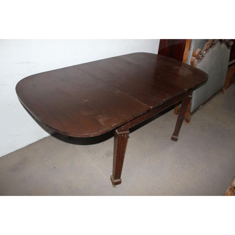 A Mahoganjy extending dining table