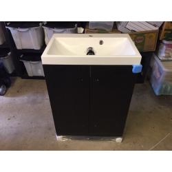 Victoria plumb drift Essen vanity basin & toilet units