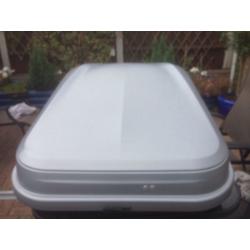 Roof storage box