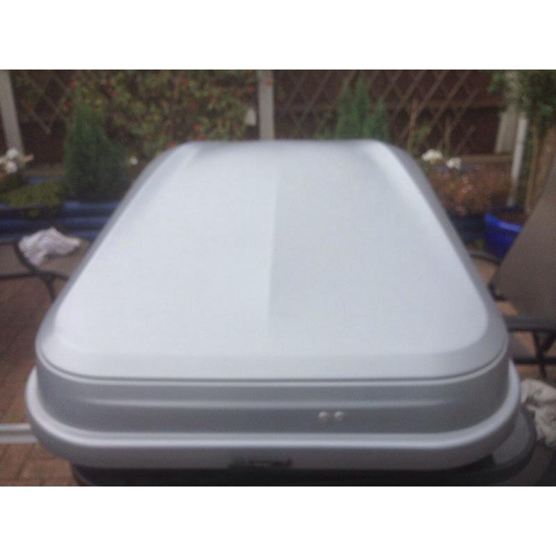Roof storage box