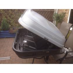 Roof storage box