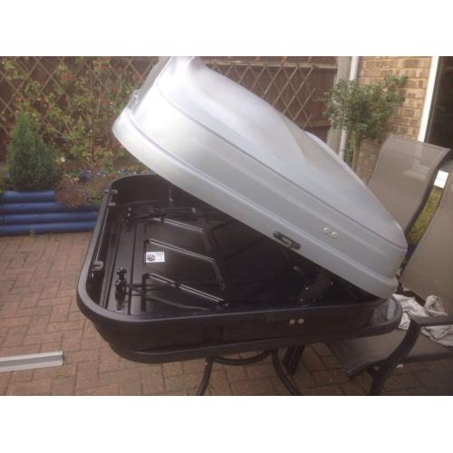 Roof storage box