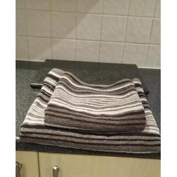 SET OF TOWELS