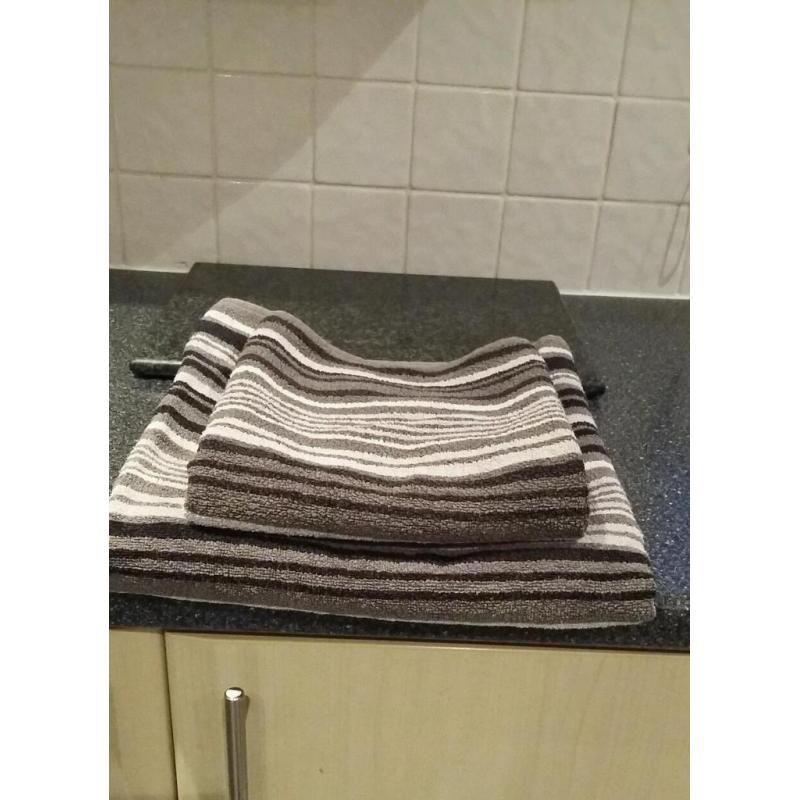 SET OF TOWELS