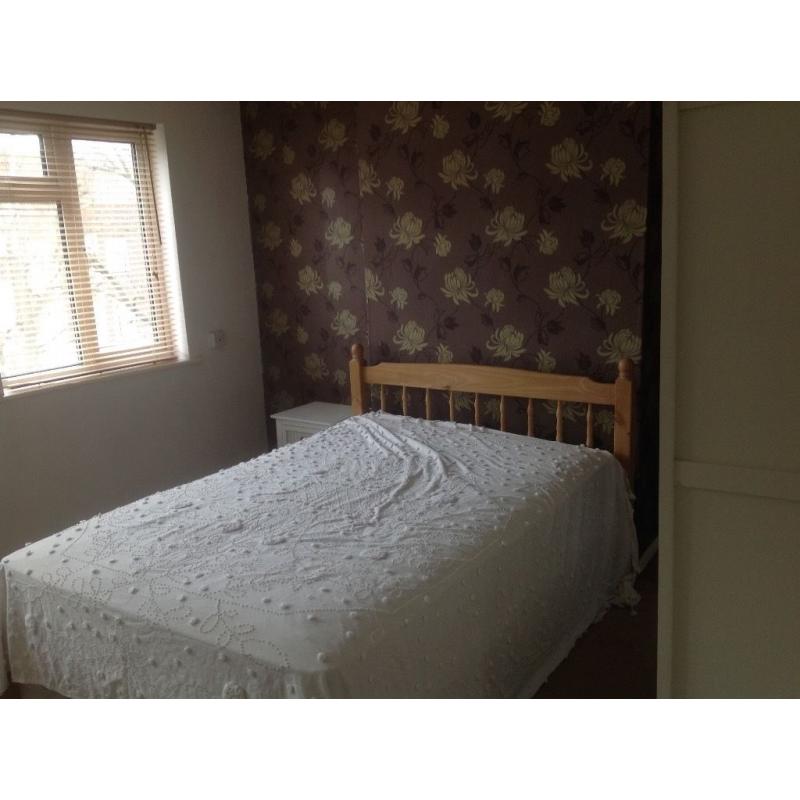 Double room for rent/let in shared flat in Greenford