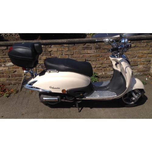 125cc lexmoto scooter with retro look