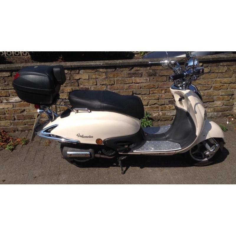 125cc lexmoto scooter with retro look