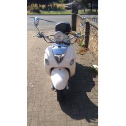 125cc lexmoto scooter with retro look