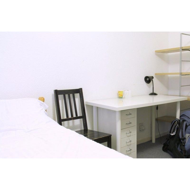 Double Bed in Couple Friendly Rooms in 4 Bedroom Flat close to Elephant and Castle Station