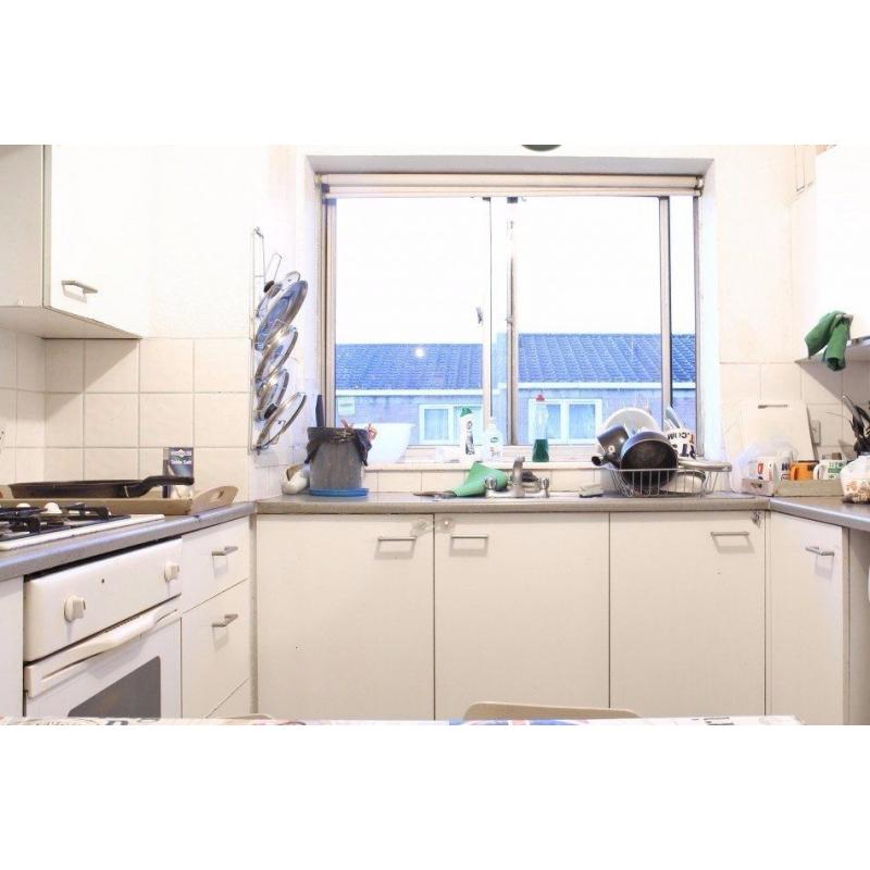 Double Bed in Couple Friendly Rooms in 4 Bedroom Flat close to Elephant and Castle Station