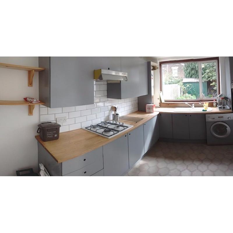 Rooms, 5mins walk to Seven Sisters (Victoria line), period house with garden