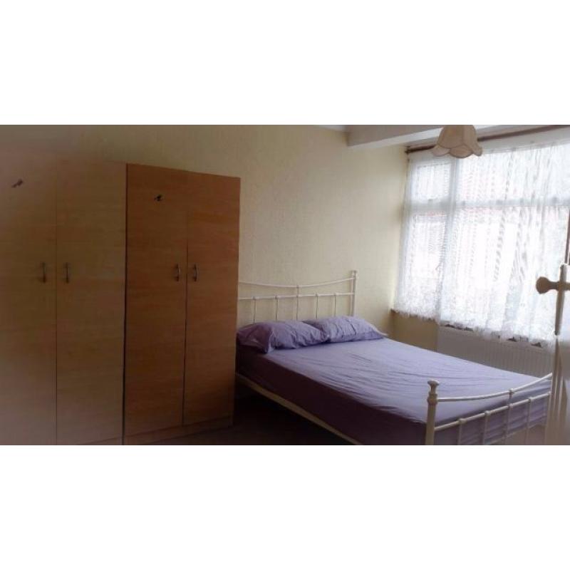 A double room to share with Asian family in Manor Park / Ilford