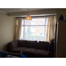 A double room to share with Asian family in Manor Park / Ilford