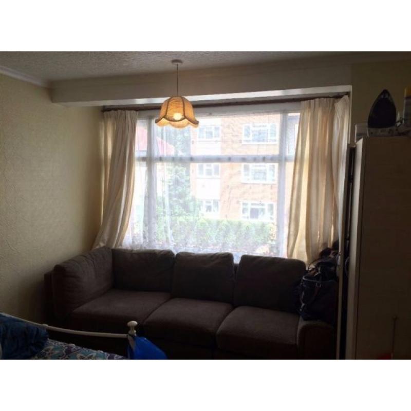 A double room to share with Asian family in Manor Park / Ilford