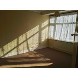 A double room to share with Asian family in Manor Park / Ilford