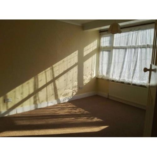 A double room to share with Asian family in Manor Park / Ilford