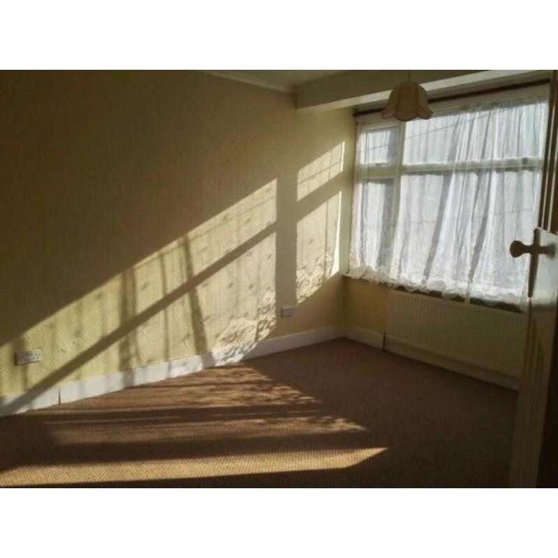 A double room to share with Asian family in Manor Park / Ilford