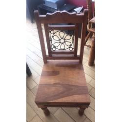 Lovely solid wood dinning table and 4 matching chairs