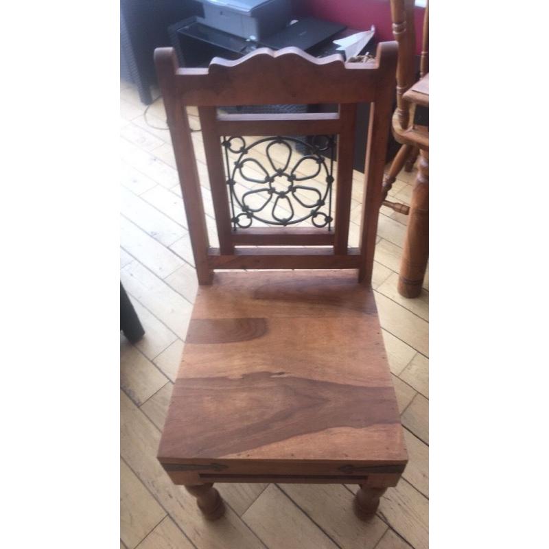Lovely solid wood dinning table and 4 matching chairs