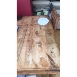 Lovely solid wood dinning table and 4 matching chairs